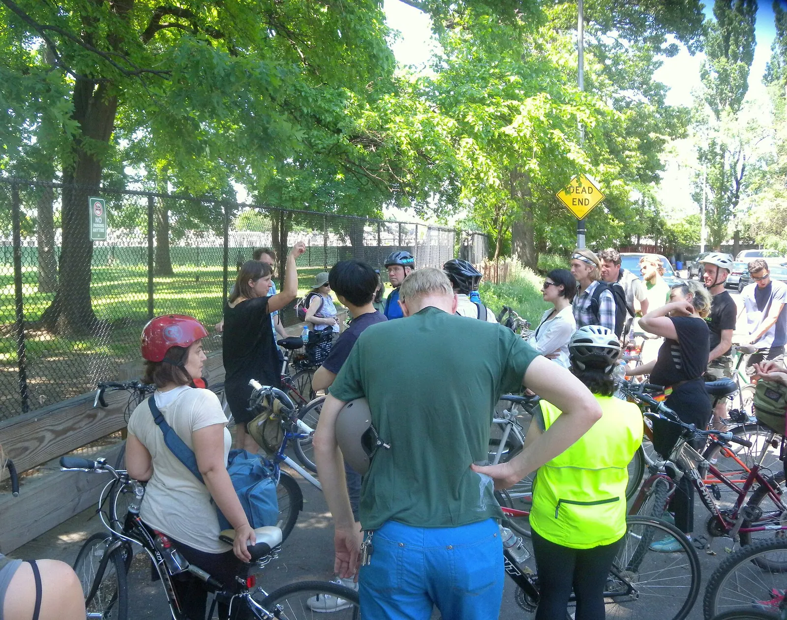 Menschen gehen gemeinsam durch einen Stadtpark